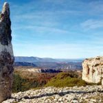 Menhir de El Gustal, 5.000 años después, sigue en Valderejo