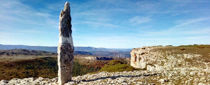 Menhir de El Gustal, 5.000 años después, sigue en Valderejo