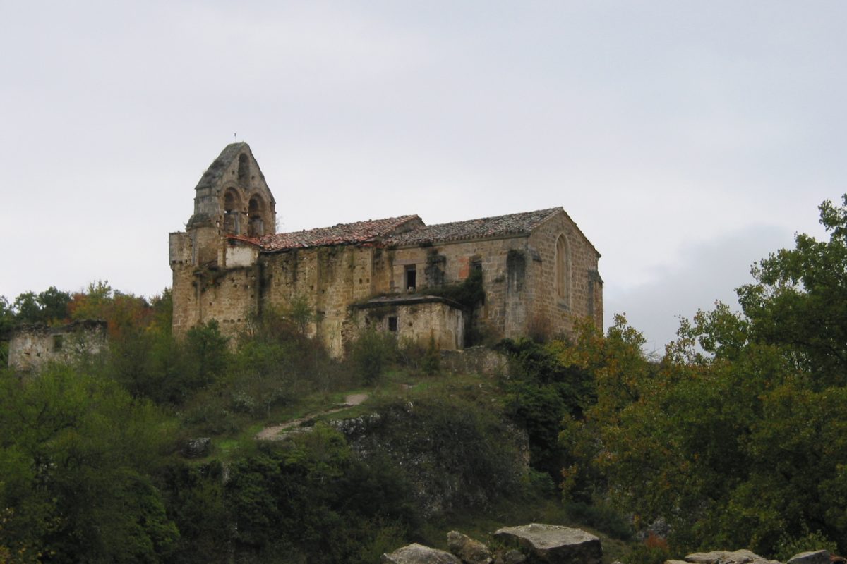 Visita la iglesia de San Esteban de Ribera (s. XII) y sus frescos medievales… - slide 1