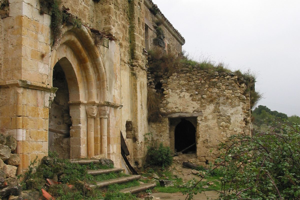 Visita la iglesia de San Esteban de Ribera (s. XII) y sus frescos medievales… - slide 5